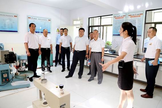 8.参观考察张掖公路局试验检测技术服务中心业务功能室。(刘斌 摄).jpg