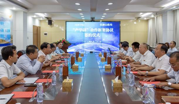 1.tyc太阳成集团9728与张掖公路局在张掖公路局举行“产学研框架协议”签约仪式。(钟晓亮 摄).jpg